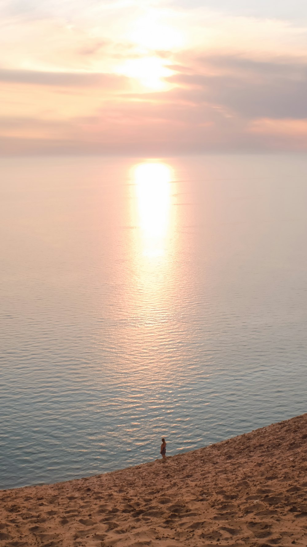 specchio d'acqua durante il tramonto