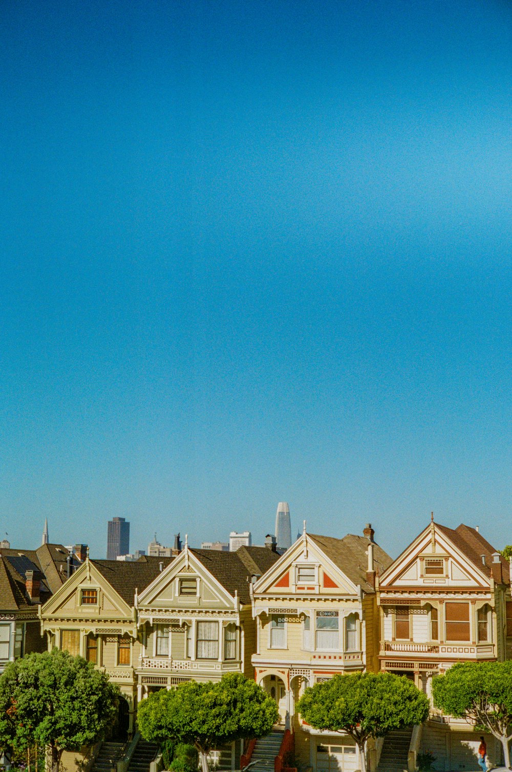 昼間の青空に映える茶色と白の家