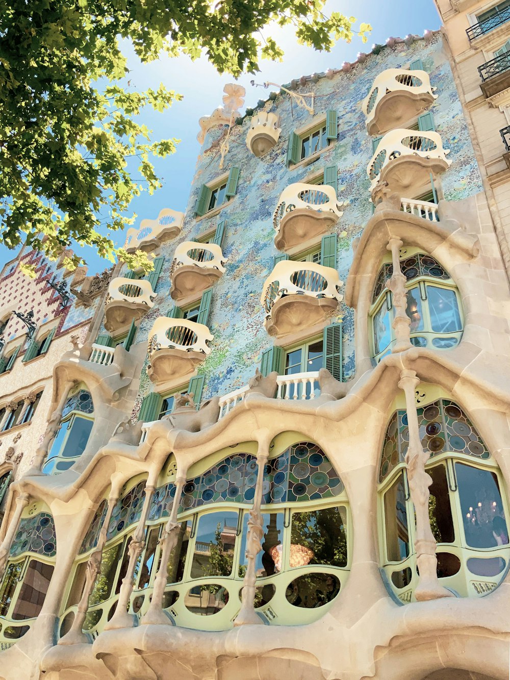 Edificio de hormigón marrón bajo el cielo azul durante el día