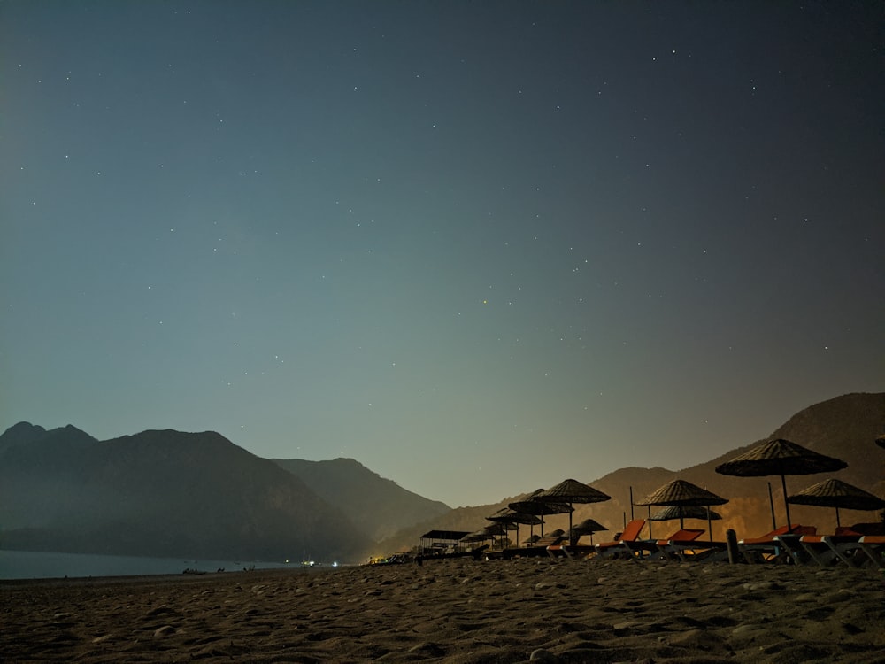 밤에 해변에 갈색과 흰색 텐트
