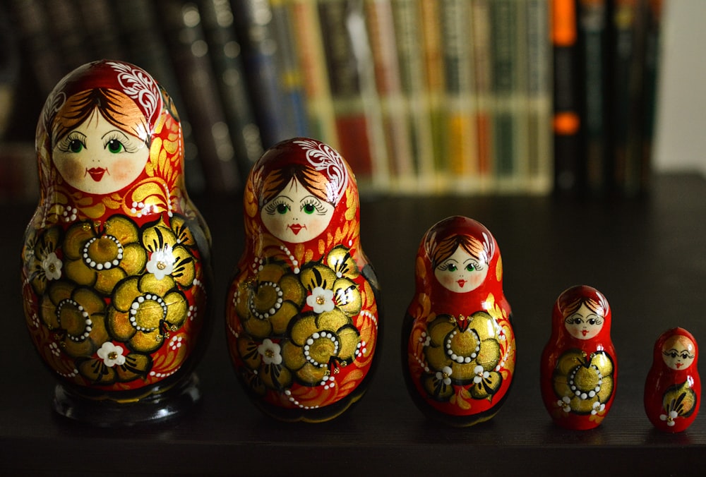 Un gruppo di bambole russe che si siedono su un tavolo