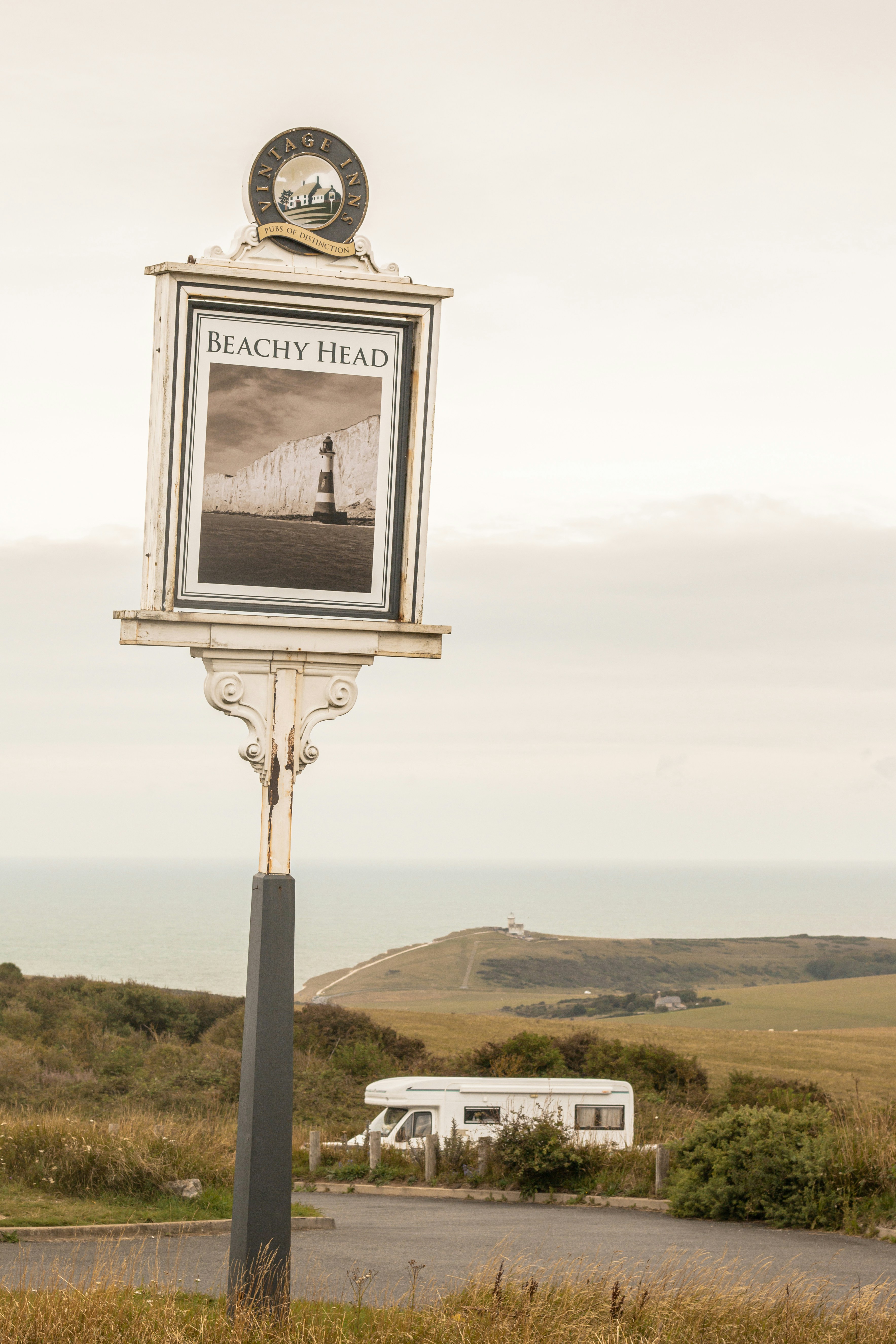 白と黒の街路灯