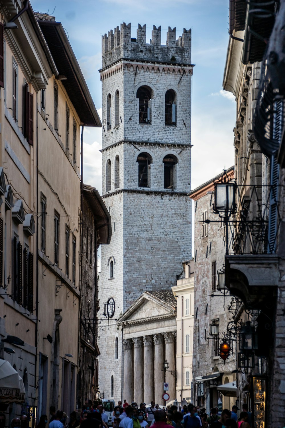 edificio in cemento bianco e marrone durante il giorno