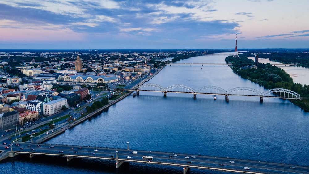 Vue aérienne des bâtiments de la ville près d’un plan d’eau pendant la journée