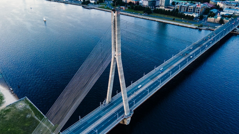 Weiße Brücke über Gewässer tagsüber