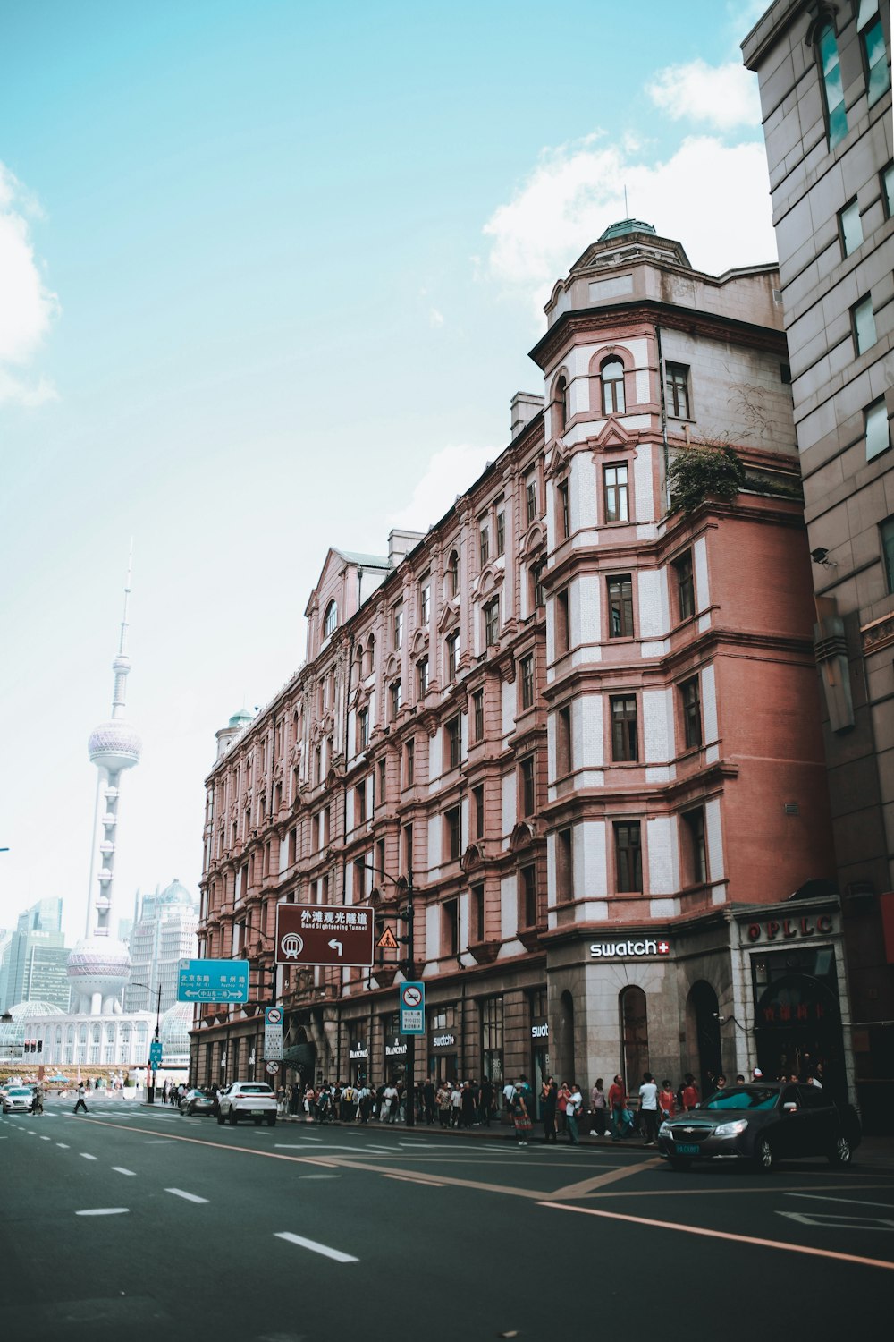 Edificio de hormigón marrón y blanco durante el día