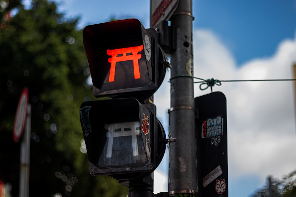 black and red traffic light