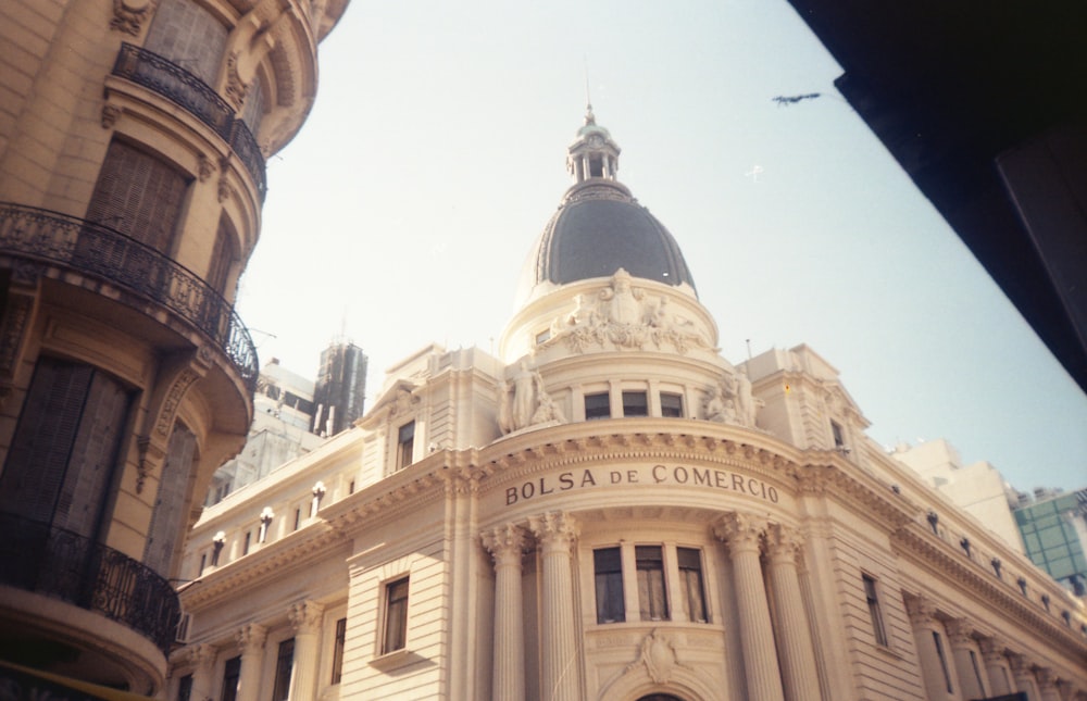 edifício de concreto bege sob o céu branco durante o dia