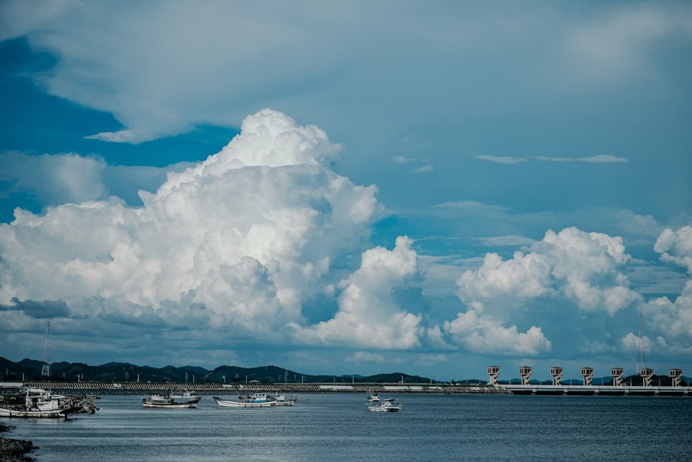 Bateau blanc sur mer sous les nuages blancs et le ciel bleu pendant la journée