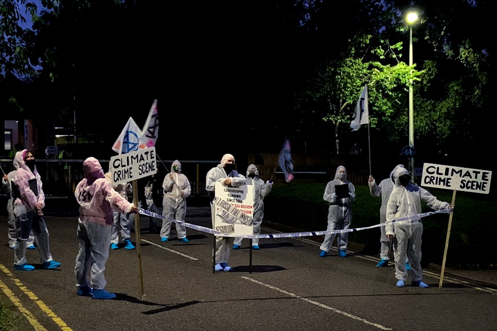 personnes debout sur un trottoir en béton gris pendant la journée