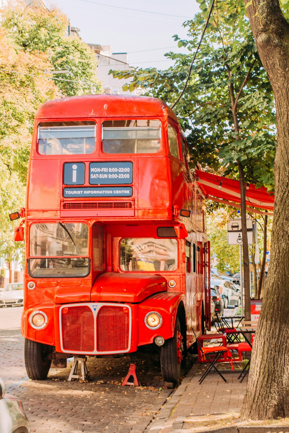 Roter Doppeldeckerbus tagsüber unterwegs