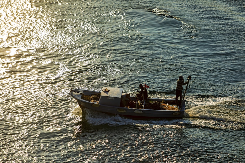 Personas en barco en el mar durante el día