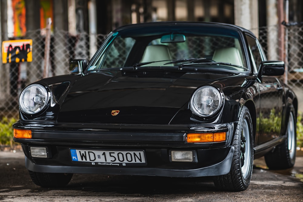 Porsche 911 negro aparcado en la calle durante el día