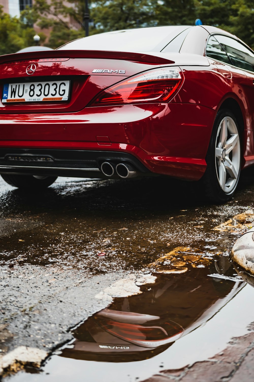 Porsche 911 rouge garée sur la route