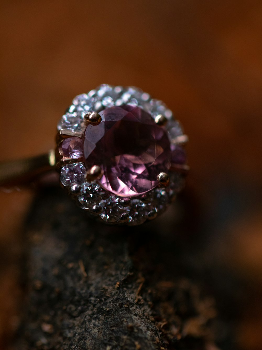 anel cravejado de diamante de prata na mesa de madeira marrom