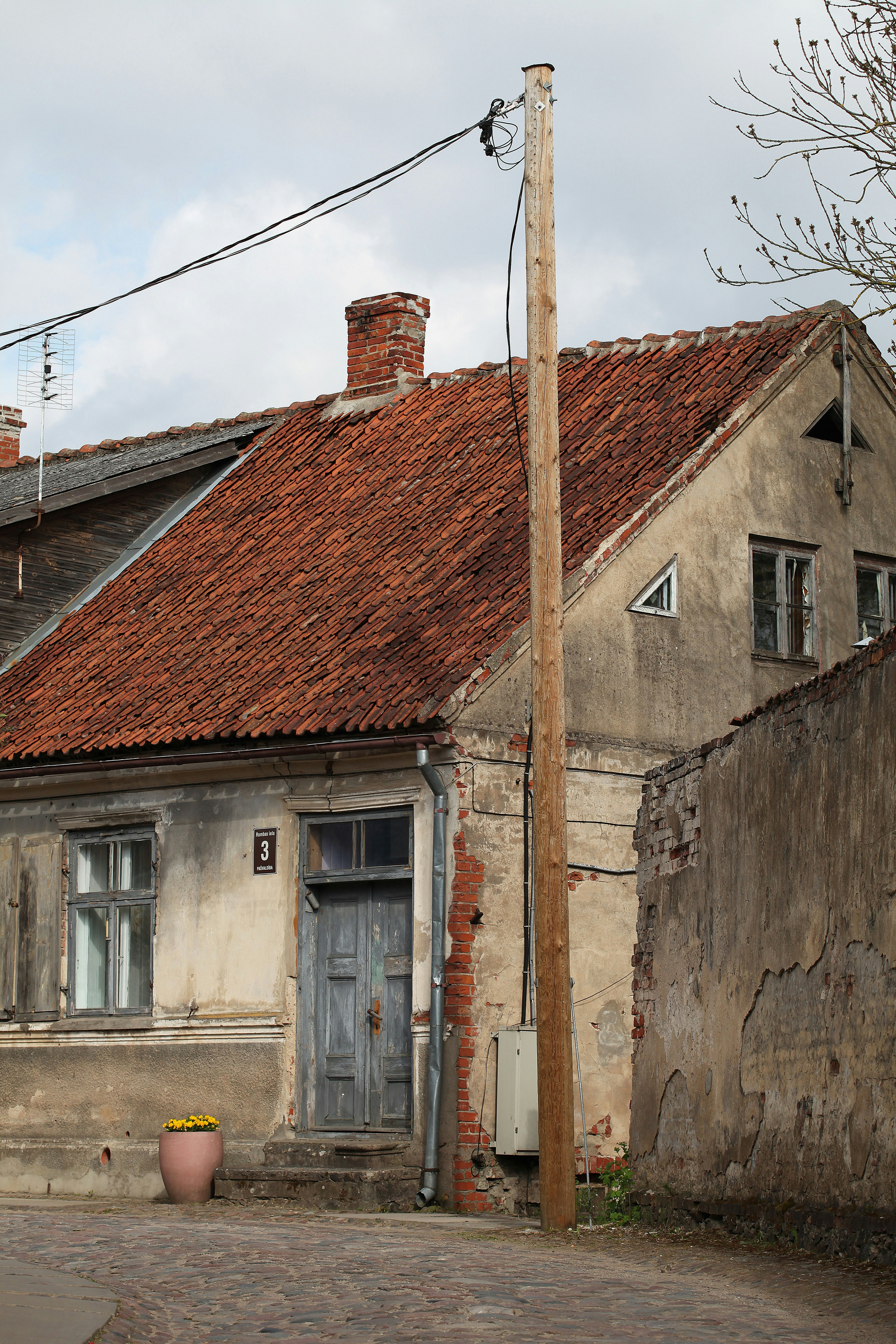 brown brick house under blue sky during daytime