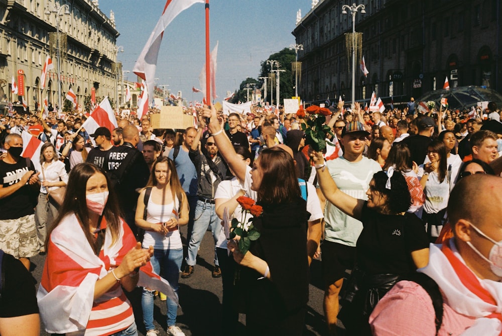 gruppo di persone che tengono bandiere durante il giorno