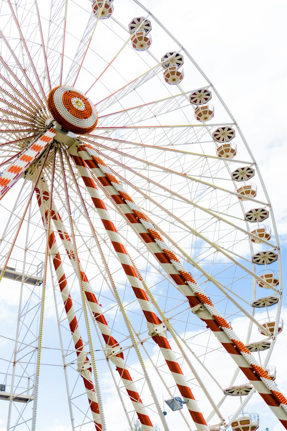 Weiß-rotes Riesenrad unter blauem Himmel tagsüber