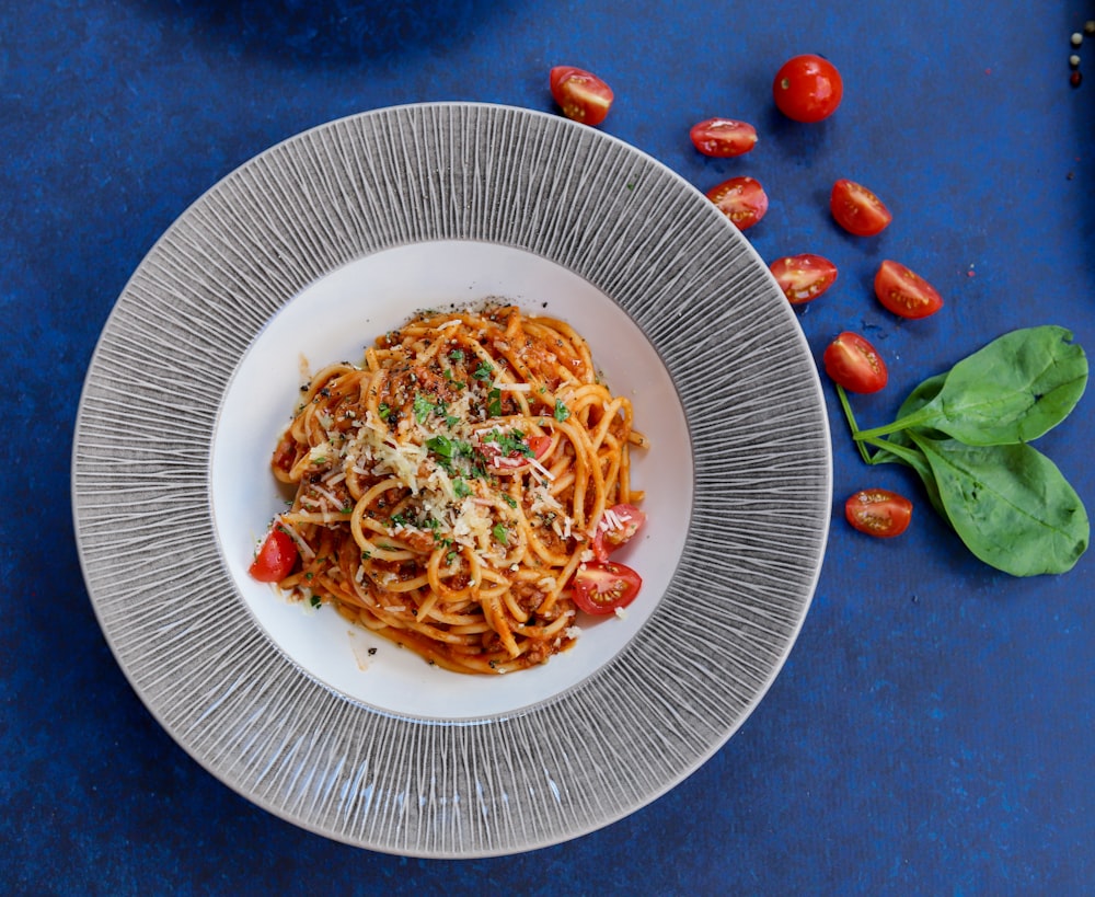 Pasta al sugo rosso su piatto rotondo in ceramica bianca