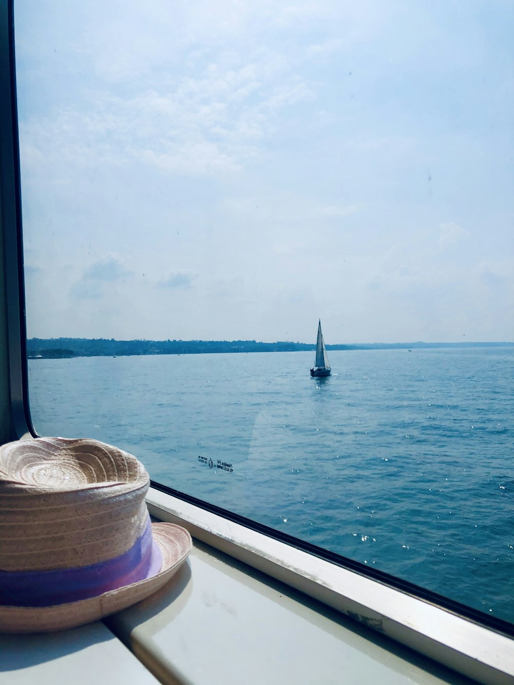 chaise ronde marron et blanche sur la mer bleue pendant la journée photo –  Photo Bleu Gratuite sur Unsplash