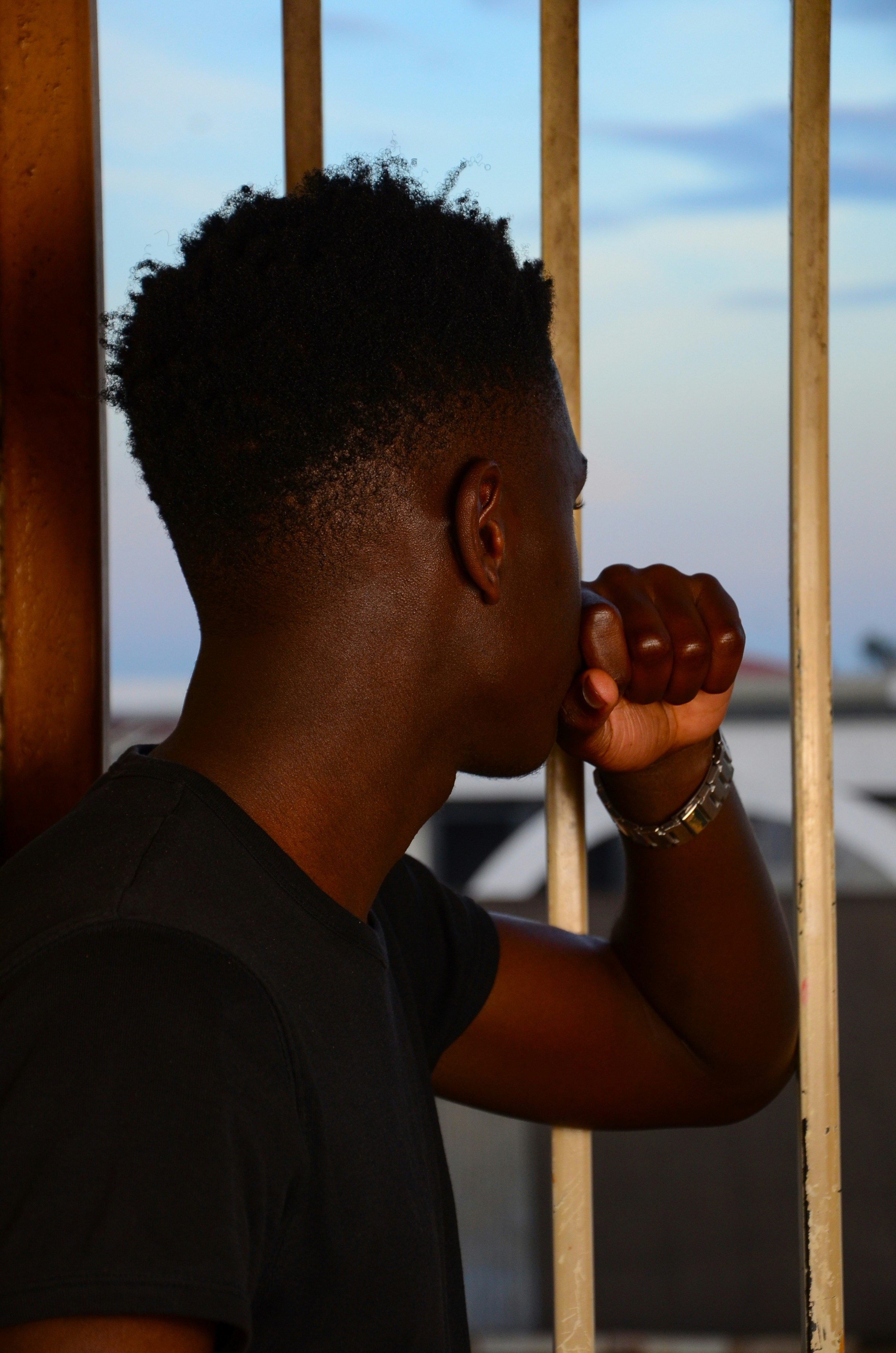 man in black crew neck t-shirt