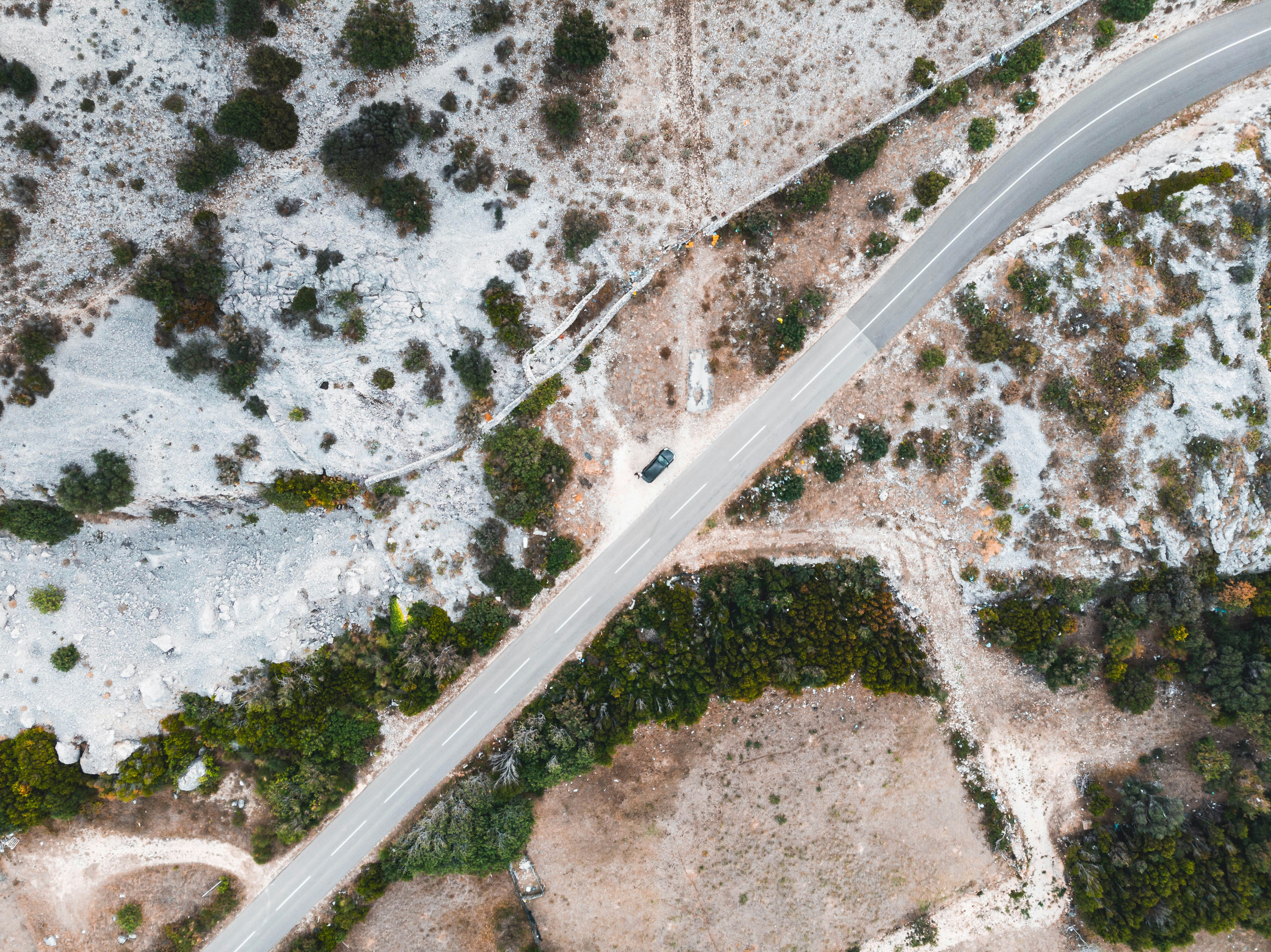 photo 1598875258082 ccb1d8c9e484?crop=entropy&cs=tinysrgb&fit=max&fm=jpg&ixid=M3w1MjQ0NjR8MHwxfHNlYXJjaHwxN3x8RHJvbmUlMjBhdCUyMGFpcnBvcnR8ZW58MHwwfHx8MTc0MzIyMTQ2OHww&ixlib=rb 4.0