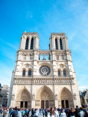 Vue monumentale de la façade de la cathédrale Notre Dame de Paris en visite guidée