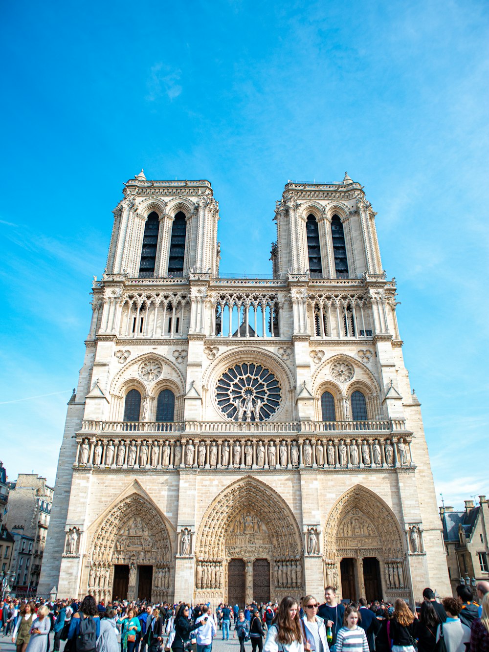 Bâtiment en béton blanc sous le ciel bleu pendant la journée