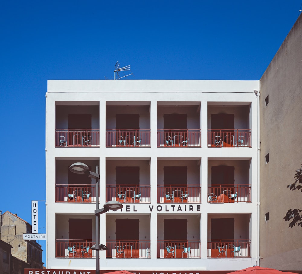 Edificio de hormigón blanco con ventanas de cristal