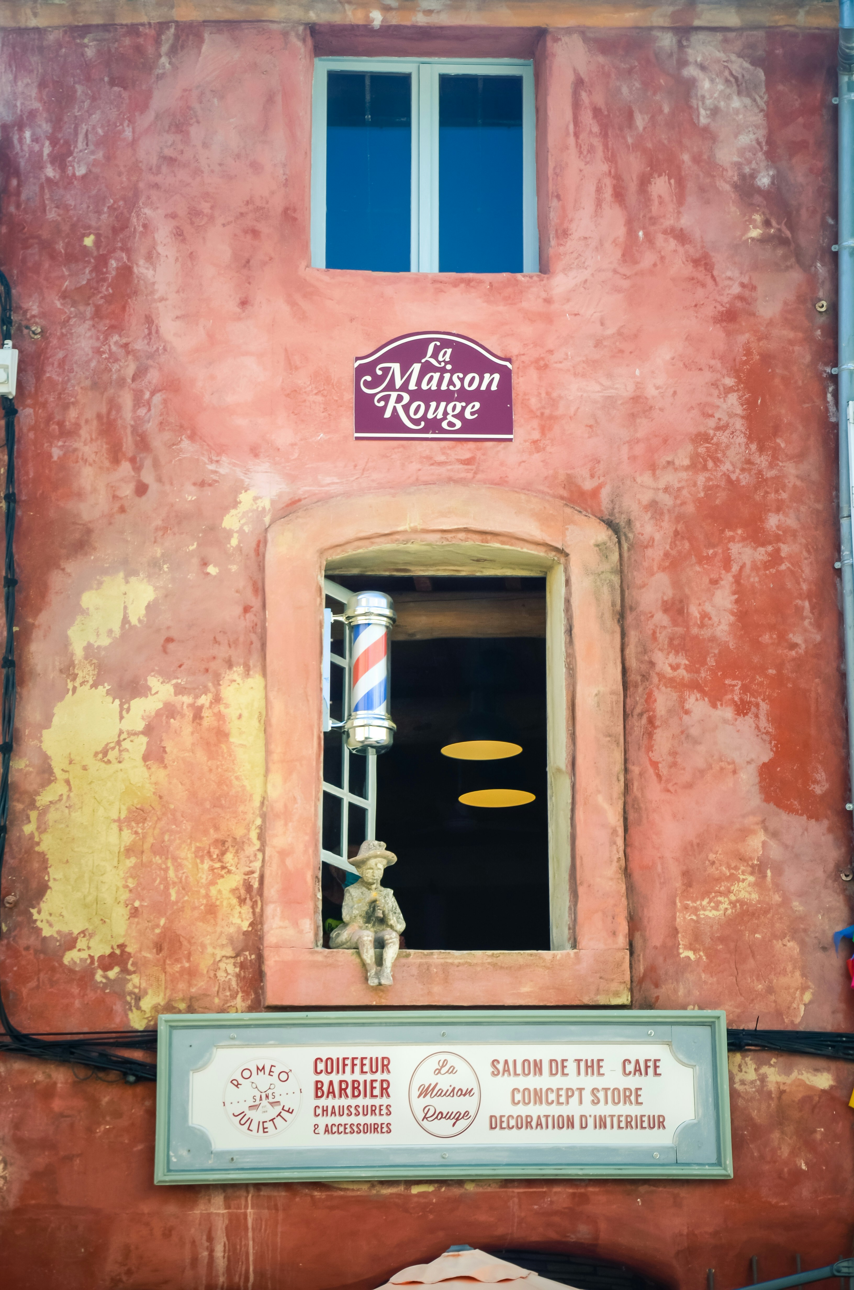 Bâtiment en béton rouge et jaune
