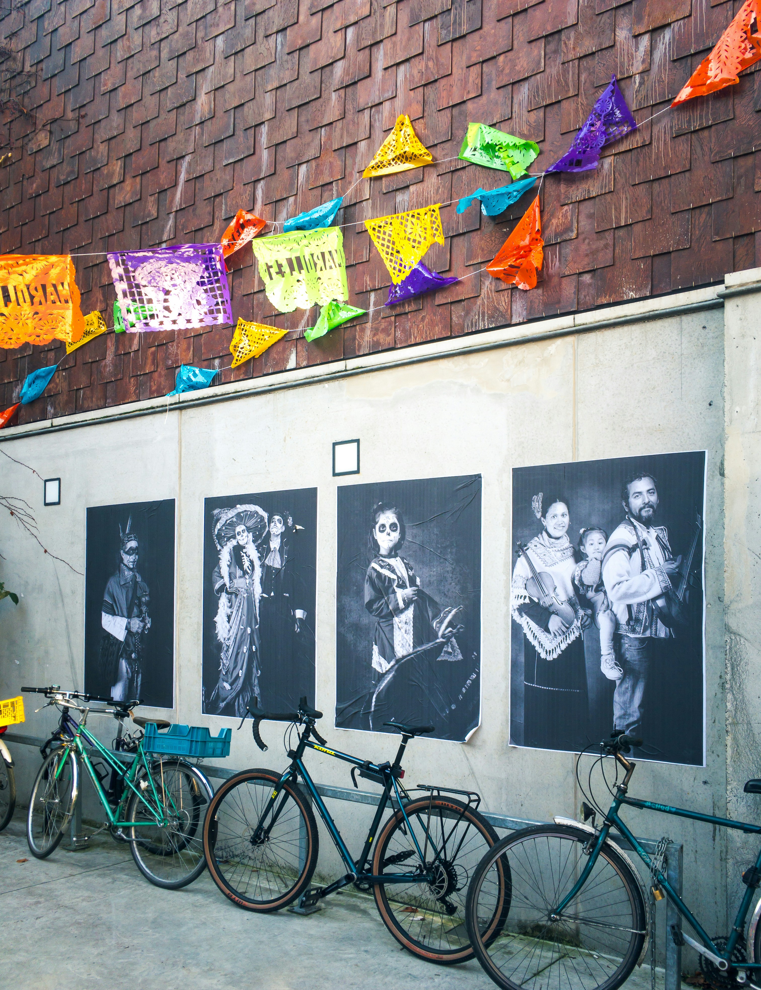 vélo de ville noir et jaune