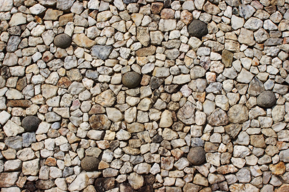 Fragmentos de piedra marrón y gris