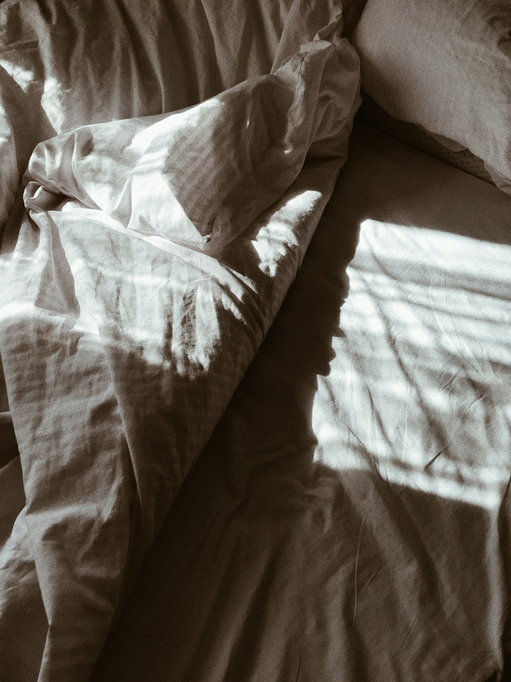 침대에 흰색 침대 베개