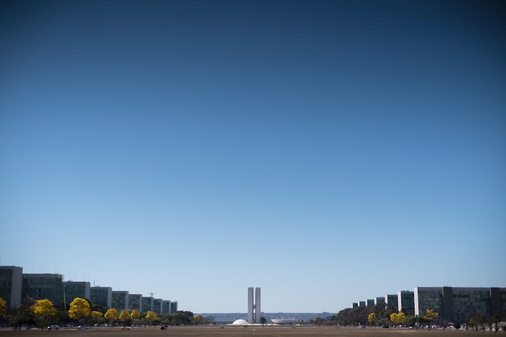 Edificios de la ciudad bajo el cielo azul durante el día