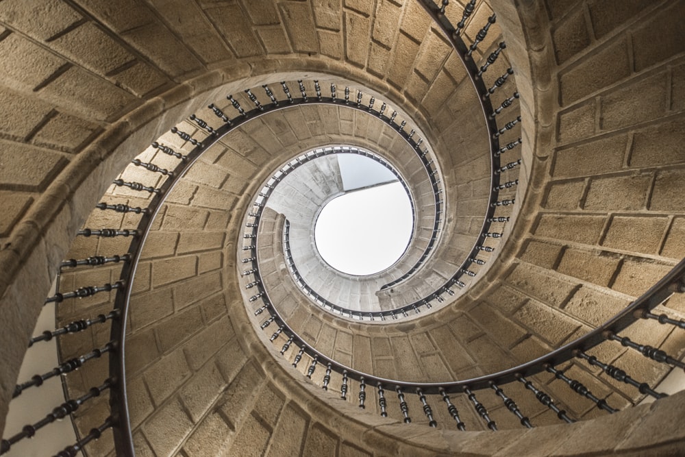 Escalera de caracol marrón durante el día