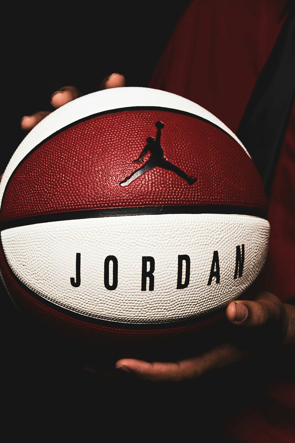 kedelig Regelmæssigt millimeter red and white basketball with air jordan logo photo – Free Brown Image on  Unsplash