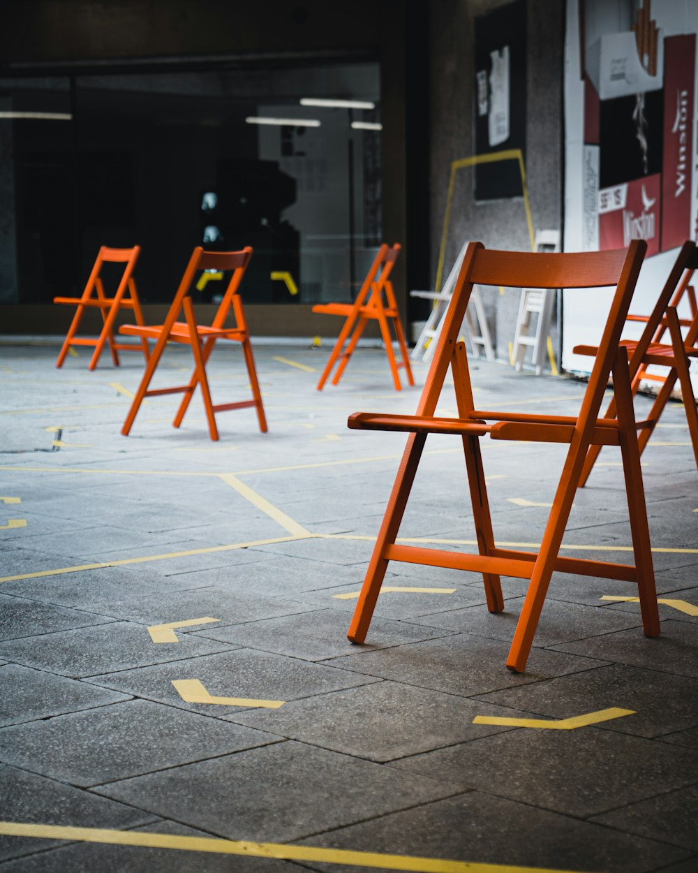 cadeira de madeira marrom no piso de concreto cinza