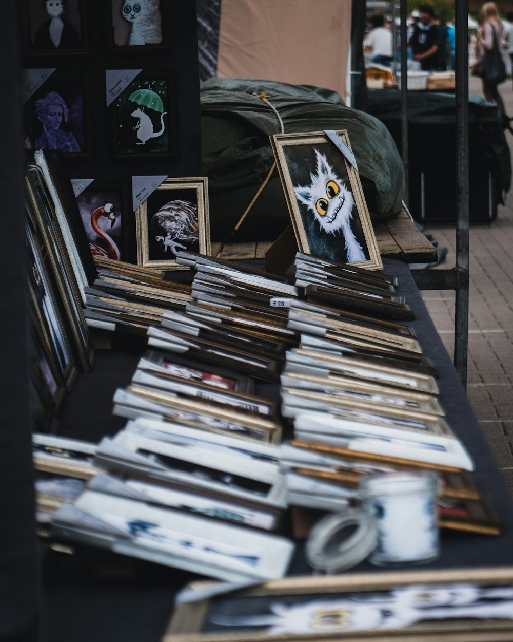 Libros en estantería de madera negra