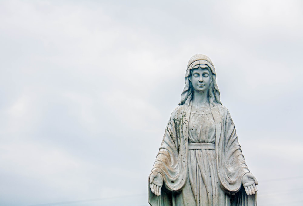 Statua in cemento grigio di un uomo