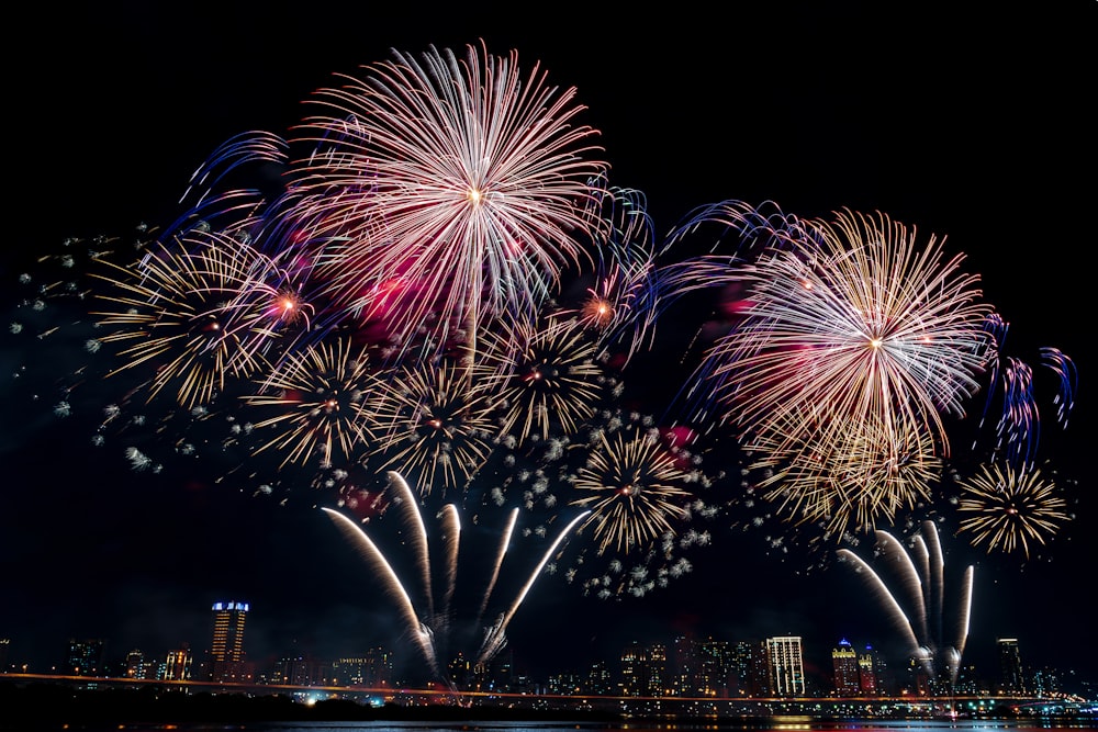 Feu d’artifice pendant la nuit