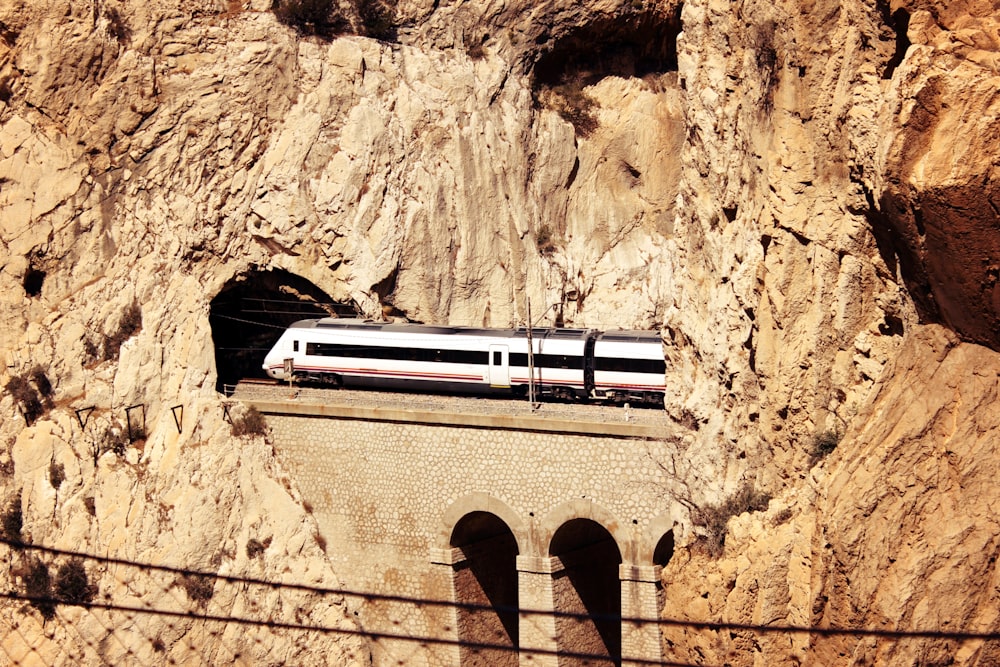 weißes und schwarzes Metallrohr auf braunem Gestein