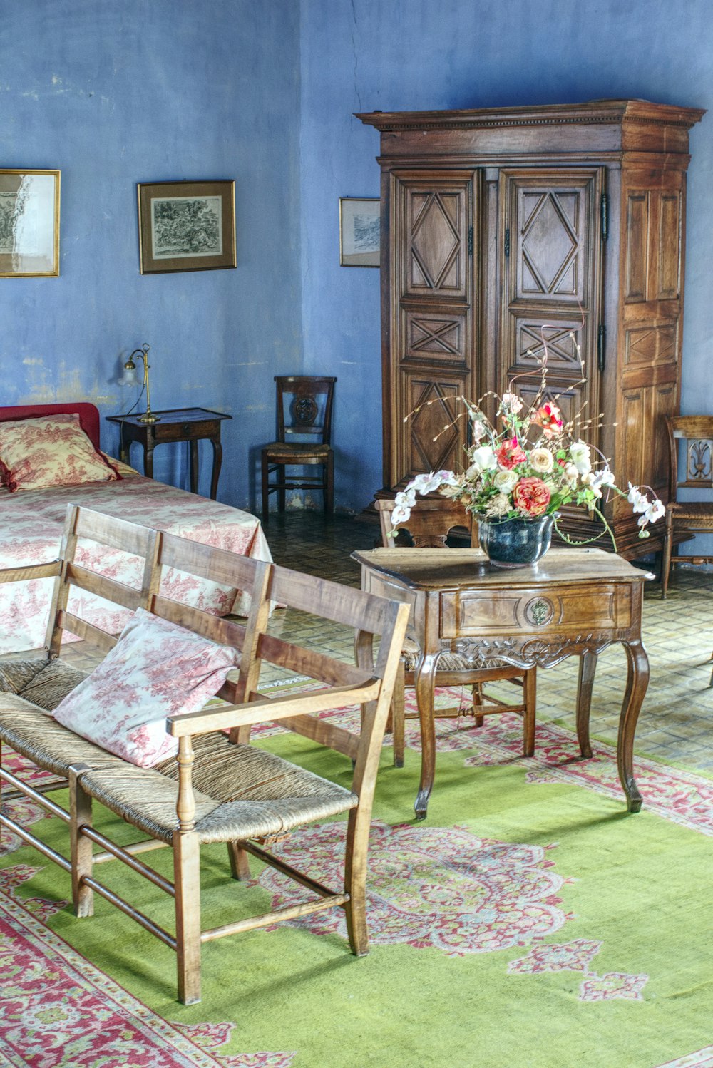 Mesa de madera marrón con ramo de flores en la parte superior