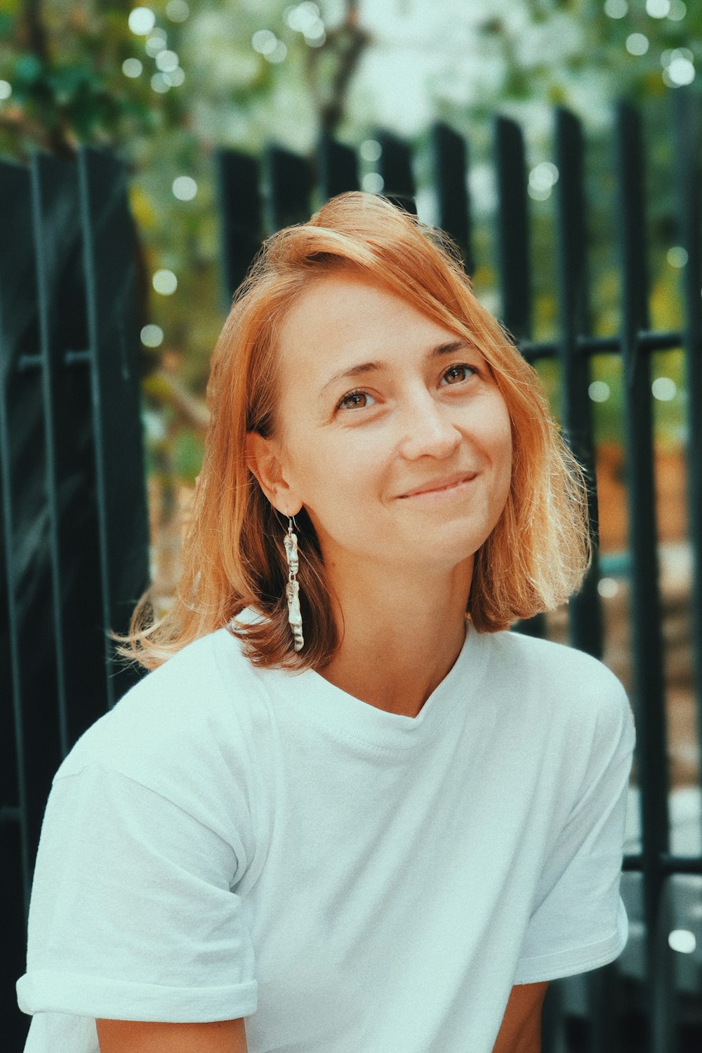 Femme en chemise blanche à col rond souriant