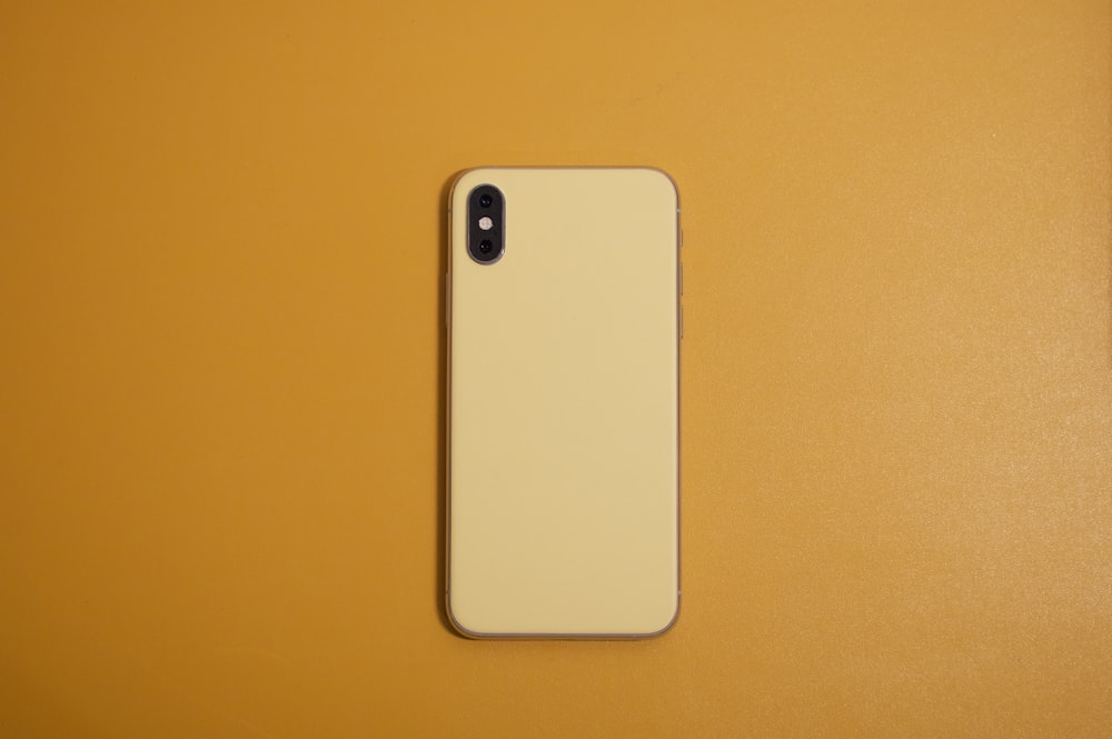 iPhone 5 C bianco su superficie marrone