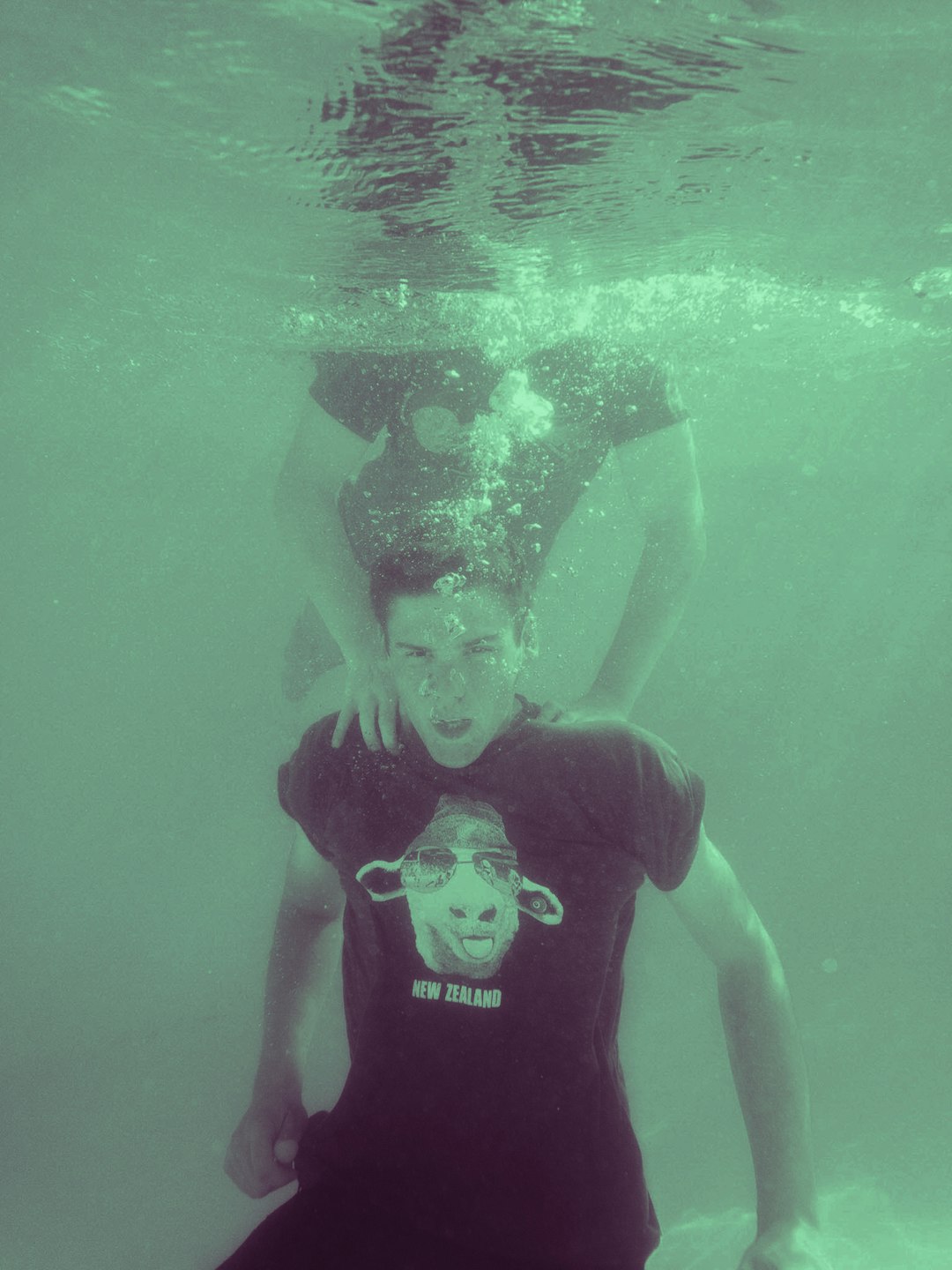 man in black tank top under water