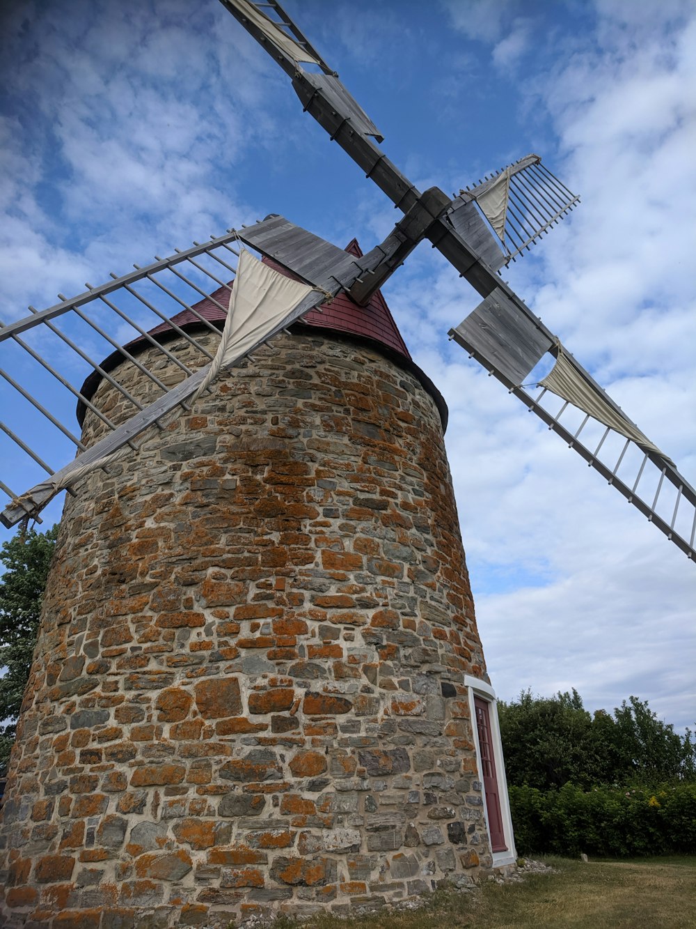 Torre de ladrillo marrón bajo el cielo nublado durante el día