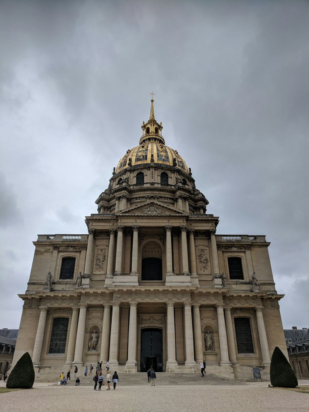 Weißes Betongebäude unter weißen Wolken tagsüber