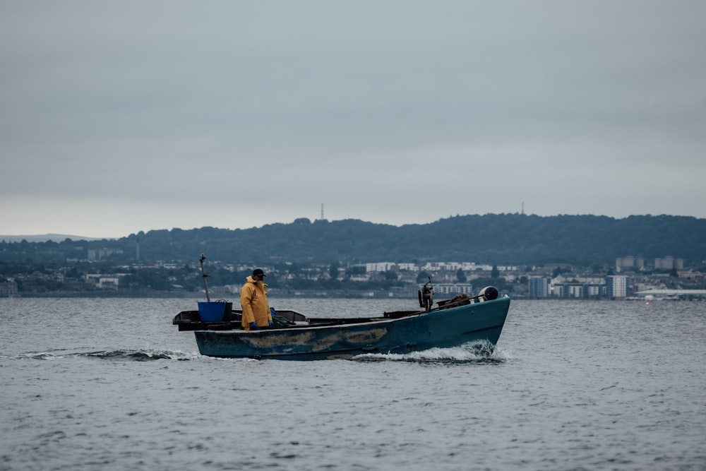 Mann und Frau, die tagsüber auf dem Boot auf See fahren