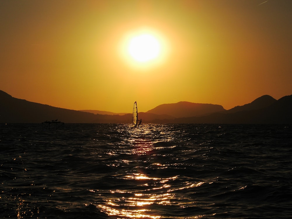 silhouette de montagne au coucher du soleil