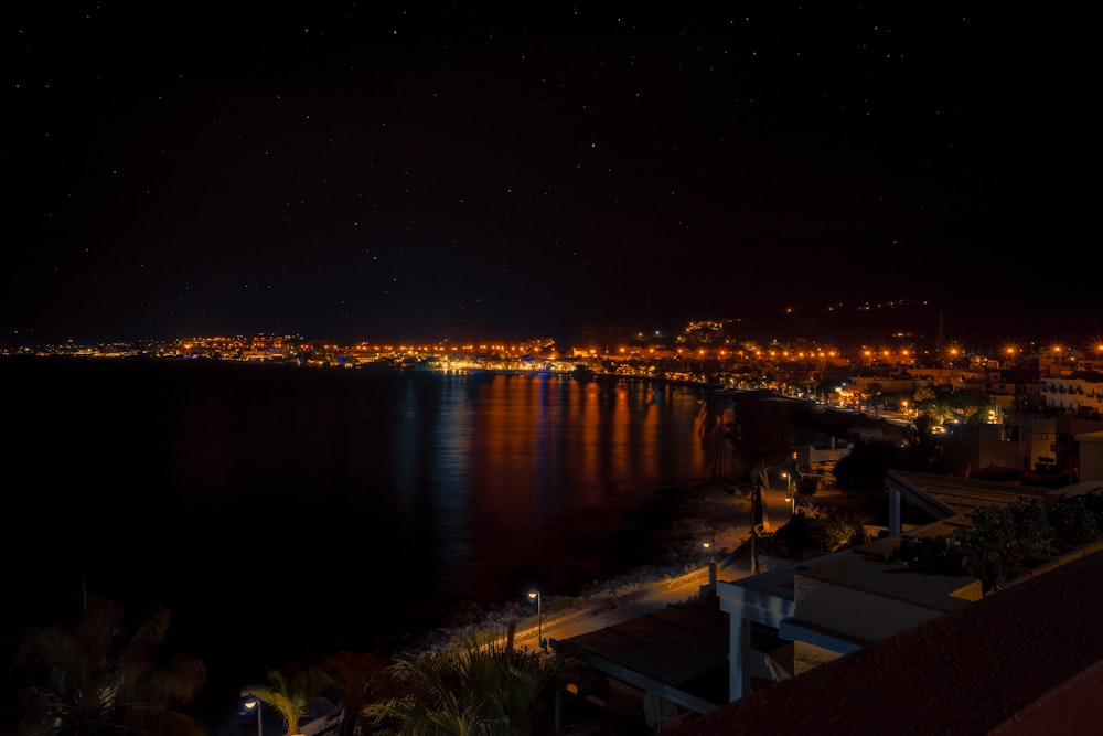 Luci della città accese durante le ore notturne